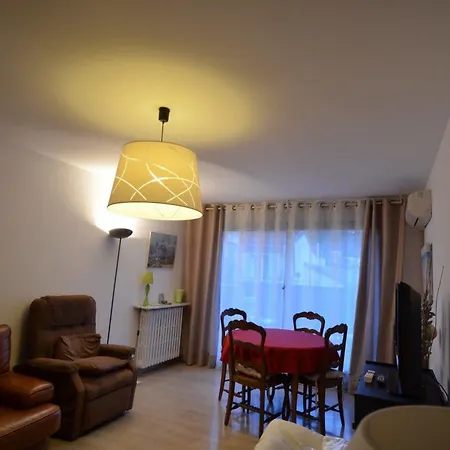 6 Personnes Avec Terrasse Le Port Apartment Nice